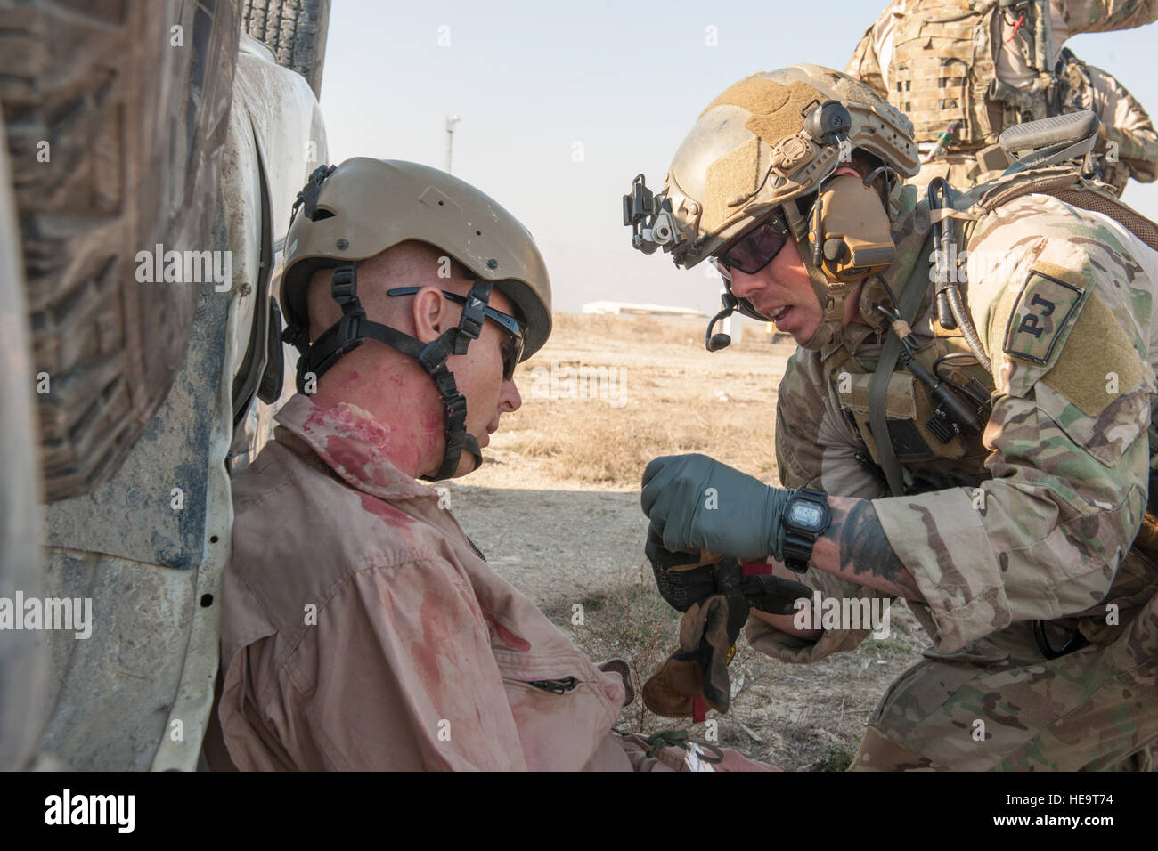 Un pararescuman dall'ottantatreesimo Expeditionary squadrone di salvataggio offre un trattamento medico di Chief Master Sgt. Matteo Grengs, 455th aria ala Expeditionary command chief, come suona un incidente durante un esercizio extrication a Bagram Air Field, Afghanistan, 23 gennaio, 2016. L'esercizio ha consentito ai membri del servizio dall'ottantatreesimo ERQS e Craig Teatro comune ospedale un opportunità per mettere in pratica la loro risposta a reali situazioni di emergenza. Tech. Sgt. Robert Cloys) Foto Stock