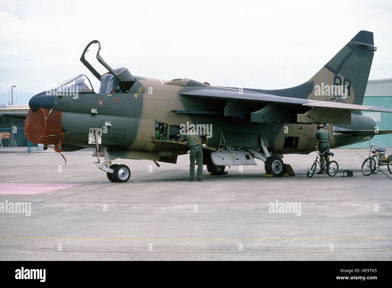 Membri del 156Consolidated Manutenzione aeromobili squadrone di eseguire le operazioni di manutenzione su un A-7D Corsair II aeromobili durante il funzionamento OCEAN VENTURE '84. Foto Stock