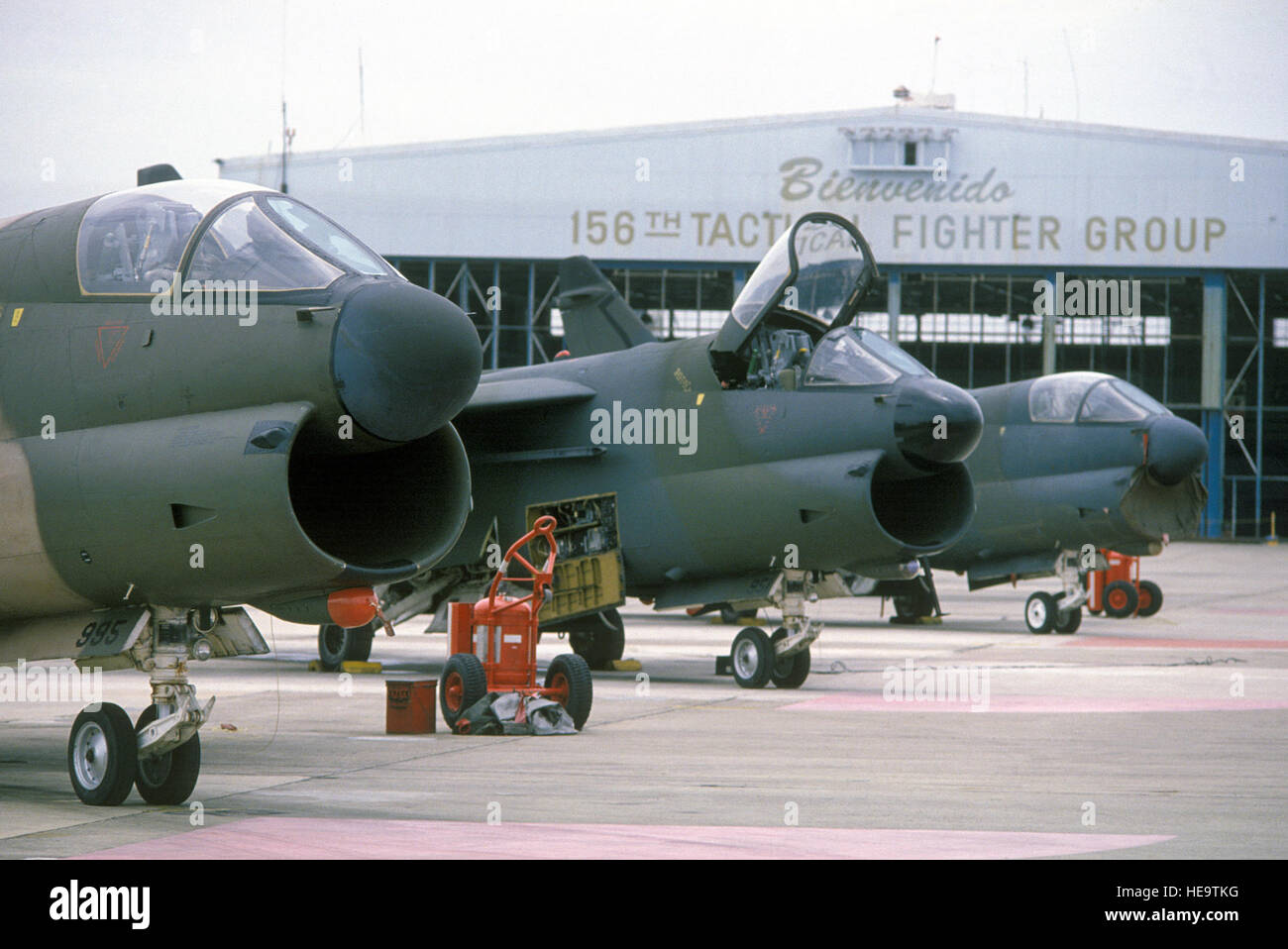 Vista anteriore destra di tre A-7D Corsair II aeromobili assegnati al 156Tactical Fighter Group, Munez Air National Guard Base, come essi subiscono pre-volo manutenzione durante il funzionamento OCEAN VENTURE '84. Foto Stock