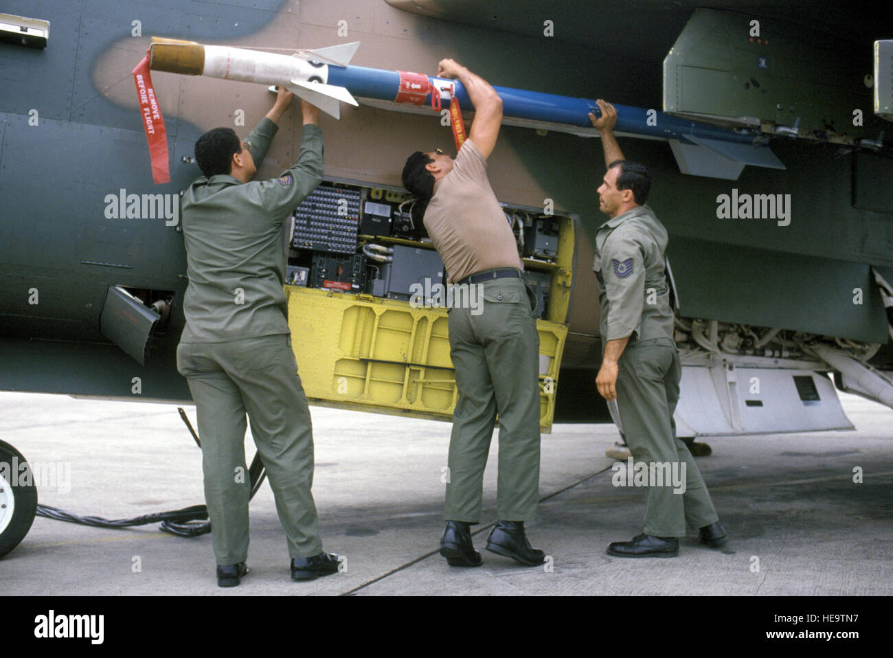 Membri del 156Consolidated Manutenzione aeromobili squadrone, Munez Air National Guard Base, fissare un obiettivo-9 missile Sidewinder a un A-7D Corsair II aeromobili durante il funzionamento OCEAN VENTURE '84. Foto Stock