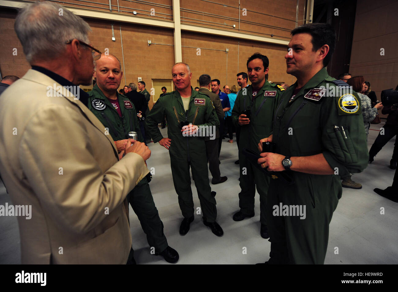 I piloti della Royal Air Force Warfare centro raccolta durante l'F-35 Lightning II cerimonia di arrivo Marzo 19, 2013, in Thunderbird Hangar presso la Base Aerea Militare di Nellis Nev. Il Joint Strike Fighter, che è costruito da Lockheed Martin come F-35, sarà noto nel servizio del Regno Unito come il giunto di aerei da combattimento (JCA). Il personale Sgt. William P. Coleman) Foto Stock