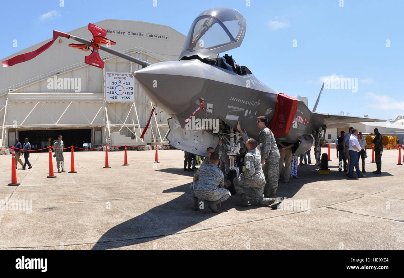 Avieri ottenere un occhiata all'F-35 Lightning II Joint Strike Fighter degli aeromobili di prova AA-1 in quanto si trova sulla rampa 23 Aprile a Eglin Air Force Base, Fla. del velivolo, primo arrivo alla base è stato quello di fornire una vetrina per gli elementi di base e la comunità locale. Samuel King Jr.) Foto Stock