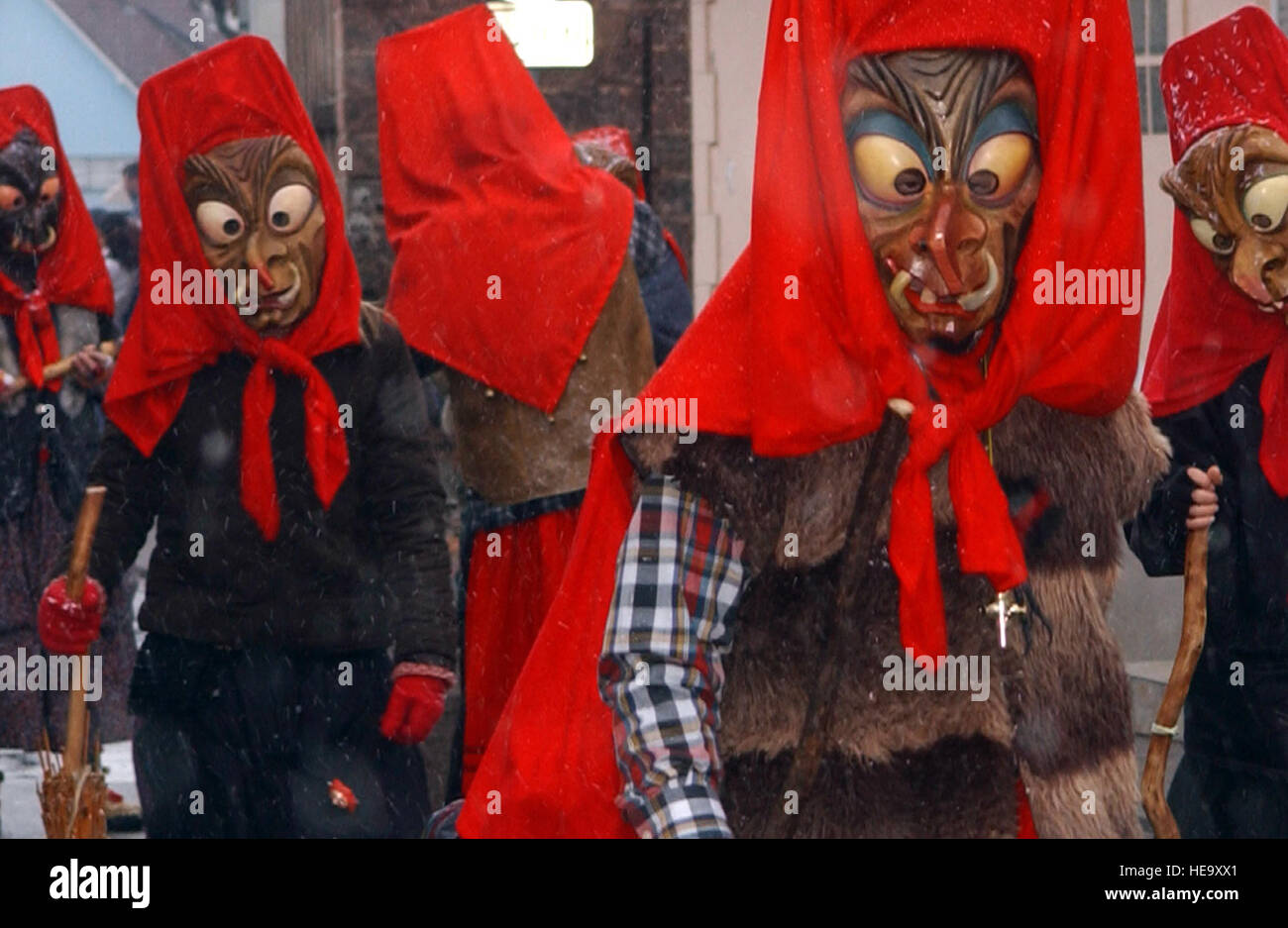 La gente del posto dress up per celebrare il Fasching parata nel villaggio di Ramstein, Germania, martedì 28 febbraio, 2006. La parata è stata inizialmente denominato e riservato per il Martedì prima del Mercoledì delle Ceneri. "Fastnacht" è l'ultima celebrazione prima che il tempo di Quaresima. Airman 1. Classe Erin M. Peterson) Foto Stock