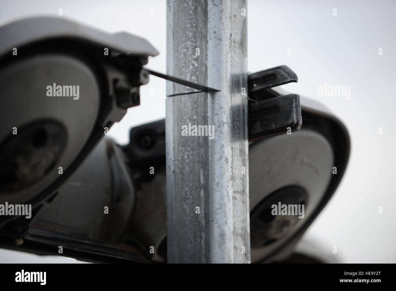 Un membro del 22nd Civil Engineer Squadron pavimentazioni orizzontali esegue il taglio di recinzioni presso la McConnell Air Force base, Kansas, dimostrando l'uso di attrezzature pesanti nei progetti di costruzione. Foto Stock