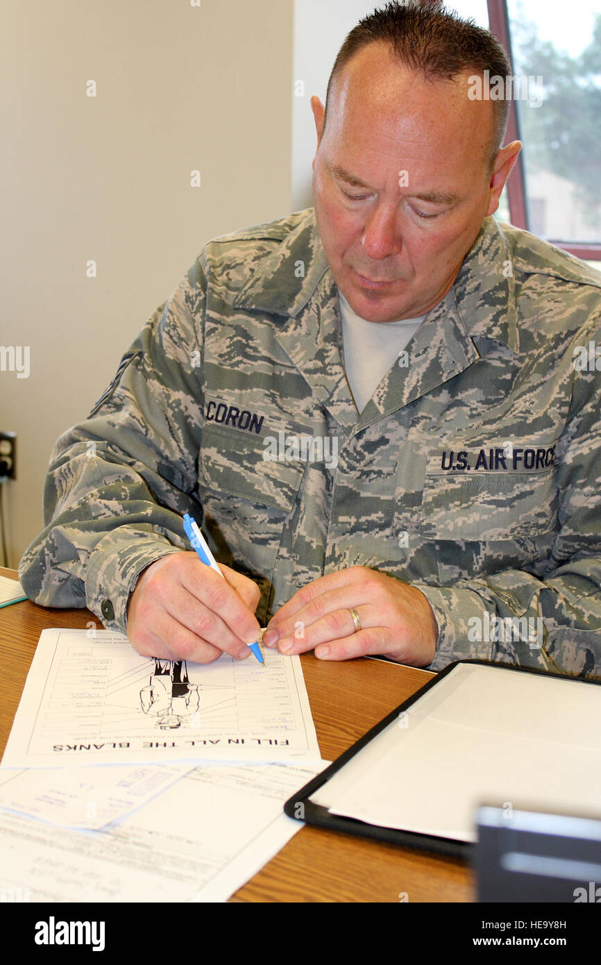 Tech. Sgt. Christopher Coron, 127Comptroller Volo, conta alcuni finti soldi durante un esercizio al Alpena Combat Readiness Training Center, Mich, 1 Agosto, 2012. Durante la formazione, gestione finanziaria specialisti provenienti da Selfridge Air National Guard Base, Mich, lavorato attraverso una varietà di scenari per garantire la sicura-guardia di fondi pubblici in una varietà di situazioni. Avieri del comptroller volo garantire che gli avieri sono retribuiti adeguatamente e che tutti i conti sono mantenuti. Foto Stock