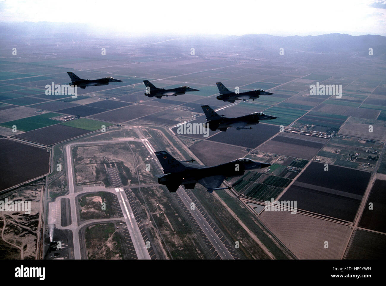 Cinque F-16 Fighting Falcon aeromobili del 58th tattico ala formazione volare su Luke Air Force Base in formazione a cuneo. Foto Stock