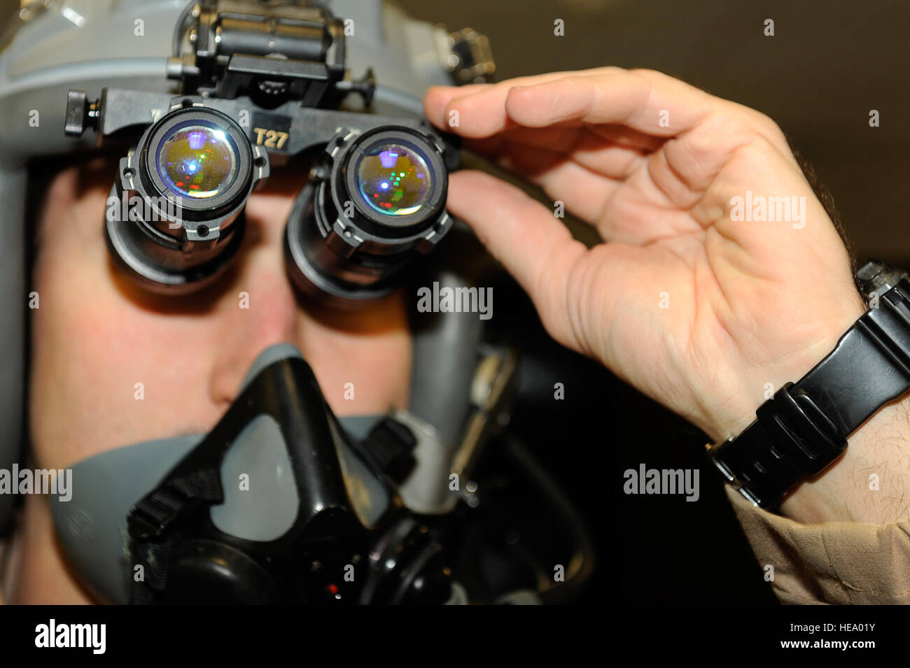 Stati Uniti Air Force Capt. David Snodgrass, 79th Expeditionary Fighter Squadron, controlli funzionali i suoi occhiali per visione notturna prima del suo volo gen. 4, 2010. Snodgrass è da Ft. Vale la pena, il Texas ed è di stanza presso Shaw Air Force Base, S.C. Foto Stock