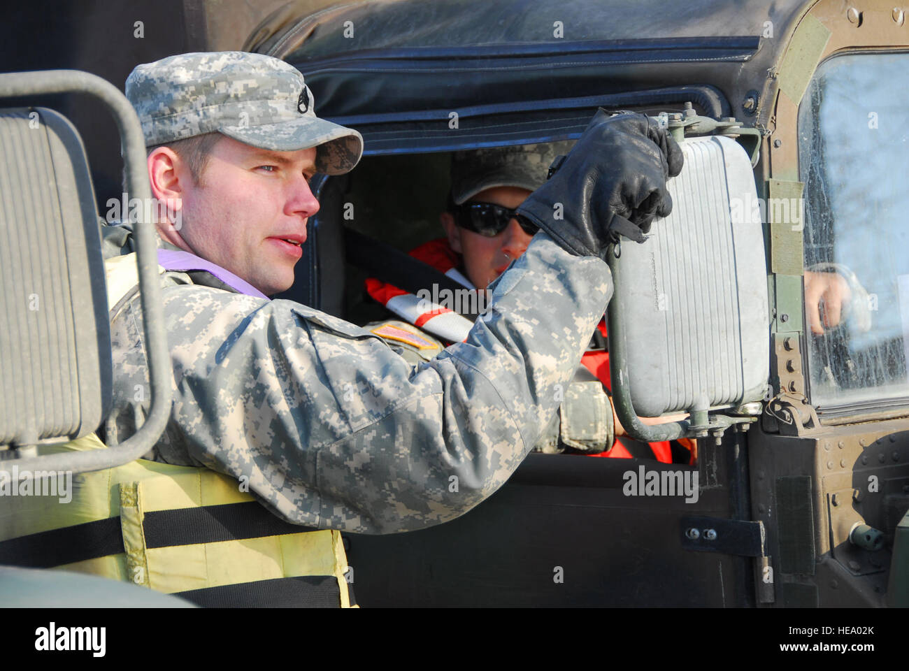 Stati Uniti Il personale dell'esercito Sgt. Robin Mattson parla discute i livelli di acqua con i compagni di guardie nazionali mentre pattugliano le strade di Moorhead, Minn., durante l alluvione di operazioni di combattimento il 28 marzo 2009. Circa 500 membri del Minnesota Guardia nazionale, sotto la direzione del Governatore del Minnesota e continuare a fornire assistenza alle autorità civili a sostegno di flood fighting sforzi durante il record alluvione alta. Foto Stock
