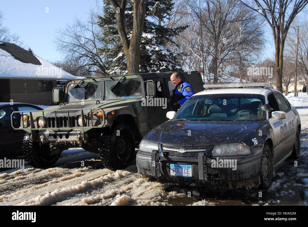 Stati Uniti Il personale dell'esercito Sgt. Robin Mattson parla con un Moorhead funzionario di polizia mentre pattugliano le strade di Moorhead, Minn., durante l alluvione di operazioni di combattimento il 28 marzo 2009. Circa 500 membri del Minnesota Guardia nazionale, sotto la direzione del Governatore del Minnesota e continuare a fornire assistenza alle autorità civili a sostegno di flood fighting sforzi durante il record alluvione alta. Foto Stock