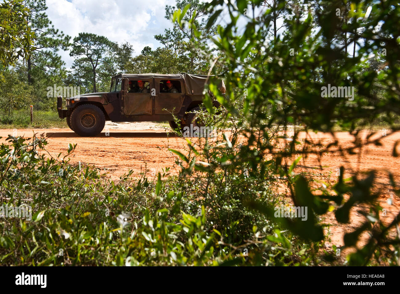 Stati Uniti Air Force Tactical Air parte di controllo partecipanti guidare un Humvee durante una formazione sul campo esercizio su Eglin Air Force Base di gamma, Sett. 28, 2012. I partecipanti passano attraverso un week-long FTX per apprendere le corrette competenze per sopravvivere nel bosco utilizzando una bussola, mappe e GPS. Airman 1. Classe Christopher Williams) Foto Stock