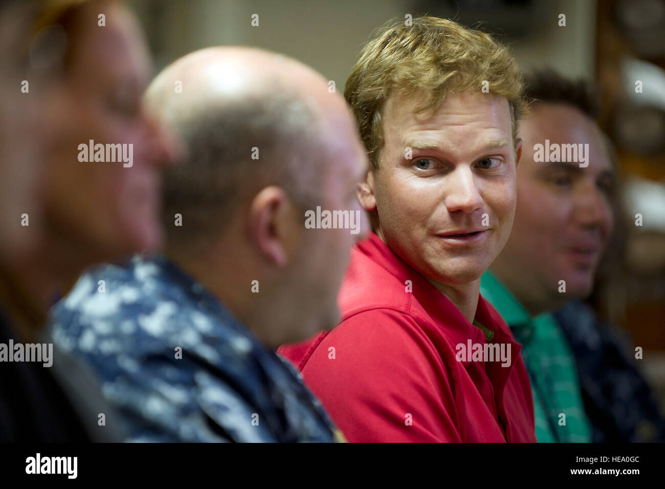 Ex U.S. Navy Lt., ora PGA Professional Billy Hurley III ottiene reacquainted con il suo ex shipmates a bordo della USS Chung-Hoon(DDG-93) Il 9 gennaio, 2012, qui a base comune Harbor-Hickam perla. Hurley si è laureato dall'U.S. Naval Academy nel 2004 e servito come una divisione officer a bordo della USS Chung-Hoon (DDG-93) prima di lasciare la marina in 2009 per perseguire il suo sogno di diventare un professionista di golf. ( U.S. Air Force Tech. Sgt. Michael R. Holzworth Foto Stock