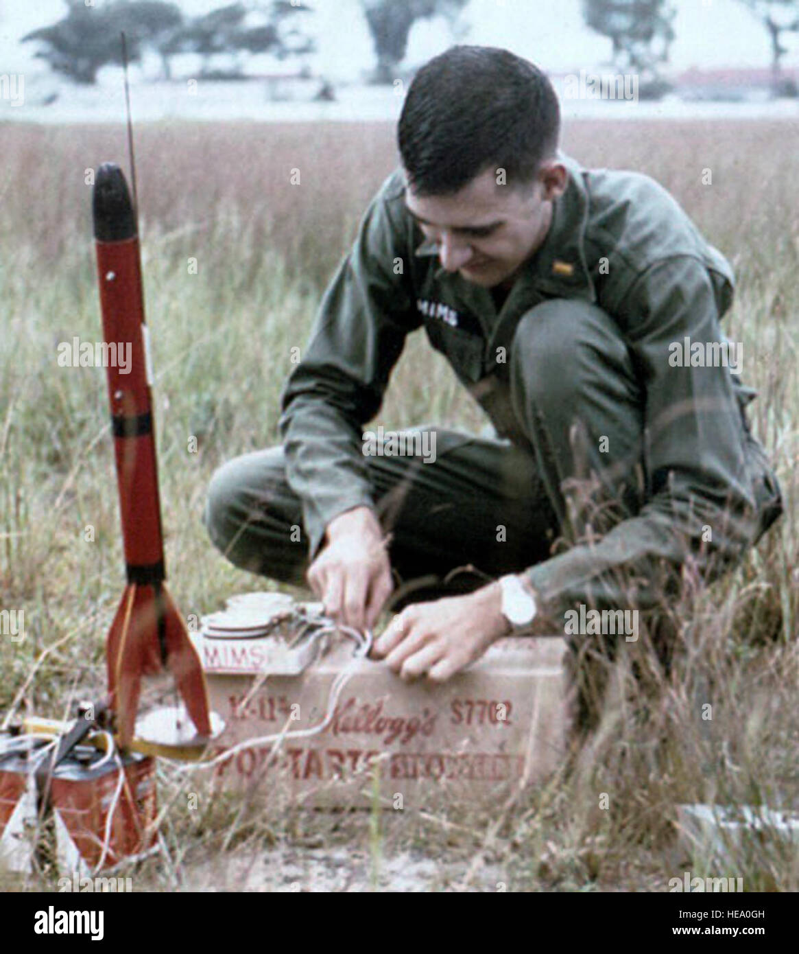 Forrest Mims preparare un modello di razzo per lanciare in un vecchio horse racing via vicino a Saigon nel 1967. Questa è stata presa da un noi grapher per un articolo che è comparso in ottobre 19, 1967 ''Pacifico a stelle e strisce" quotidiano. Foto Stock