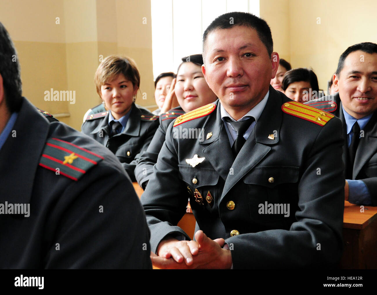 Accademia di polizia istruttore, Abdyrazak Turdubaev, applaude dopo un set da 'Celtico Aire,' U.S. Forze Aeree centrale degli affari pubblici band, all'Accademia di Bishkek, Kirghizistan, gen. 28. Le prestazioni dell'Accademia è stato uno dei cinque spettacoli la band suonerà nella locale comunità del Kirghizistan. Senior Airman Nichelle Anderson/rilasciato) Foto Stock