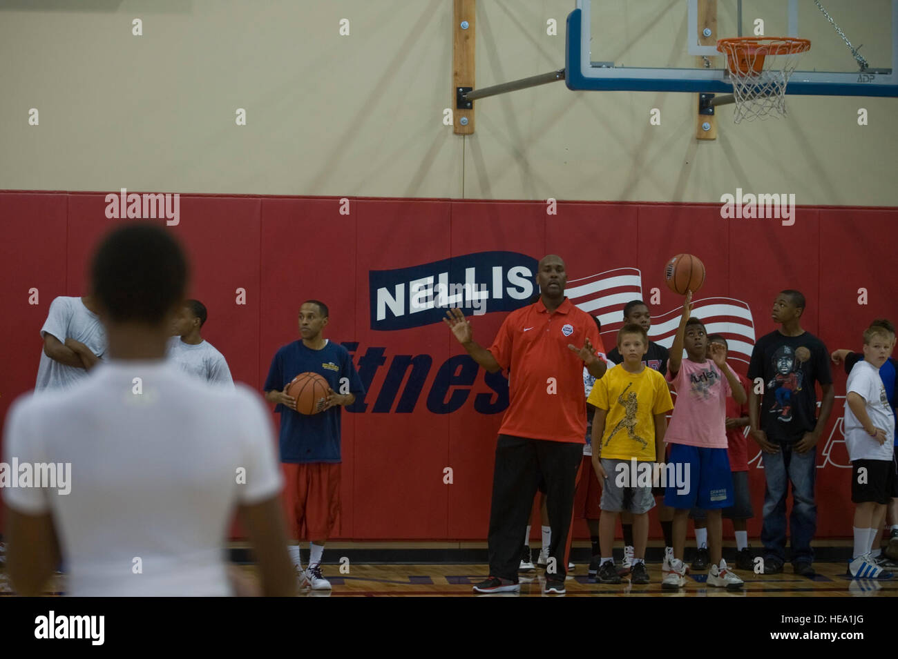 Gary Payton,pensionati giocatori NBA, incarica la gioventù della Nellis Air Force Base di comunità durante una partita di basket clinic Luglio 10, 2012, presso la Base Aerea Militare di Nellis Nev. Payton ha giocato sul 1996 e 2000 USA Olympic squadre di pallacanestro, guadagnare medaglie d oro durante entrambi gli eventi. Airman 1. Classe Daniel Hughes) Foto Stock