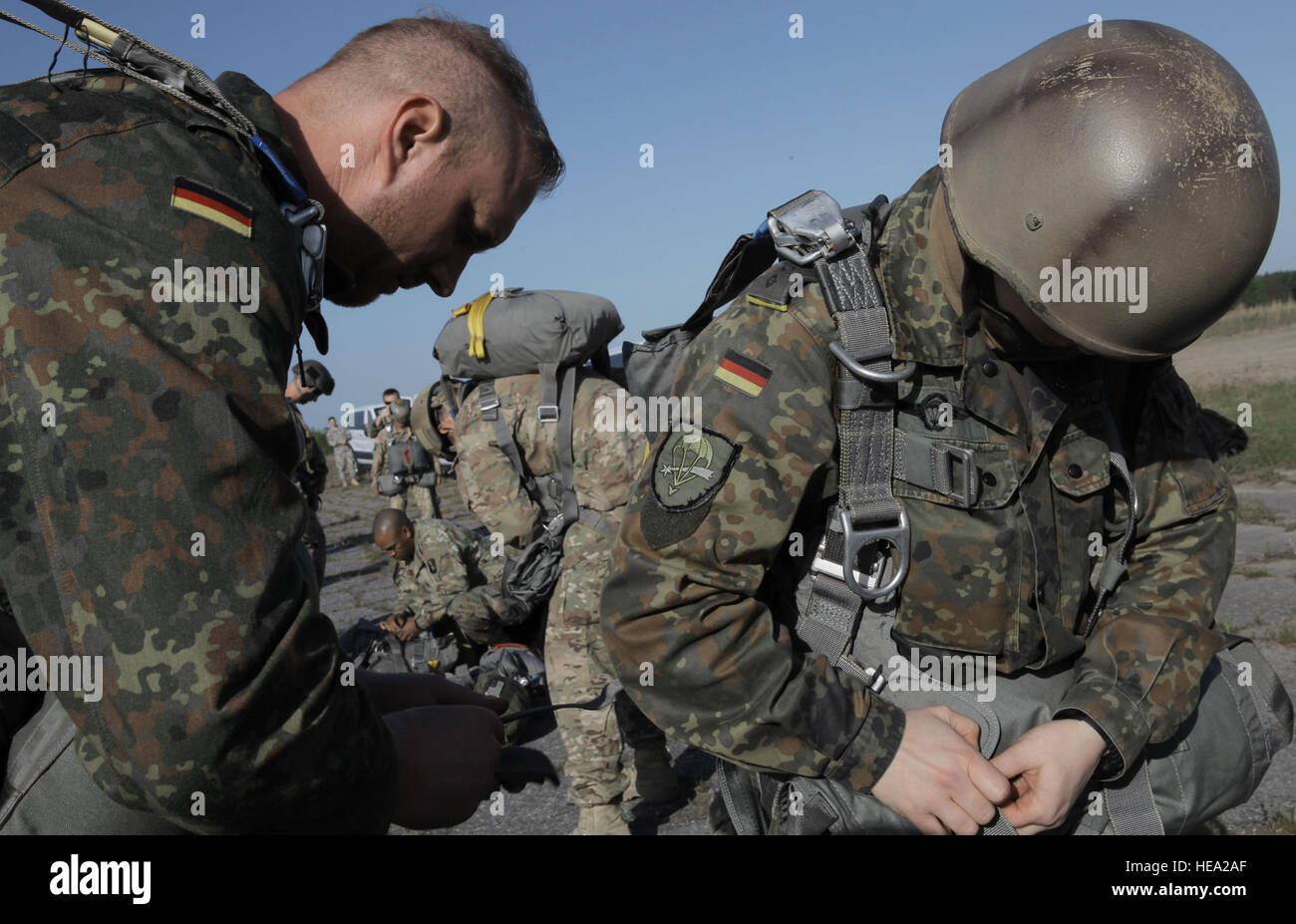 Maestro tedesco Sgt. Alex Reiter (sinistra), 1° Brigata Aerea, assiste un compagno paracadutista in manovre un paracadute di notte Stalker nella zona di caduta si trova a Plantation Airpark, Sylvania, Ga., durante il funzionamento Skyfall usa l'11 aprile 2016. Funzionamento Skyfall USA (OS-U) è un combattimento 982nd fotocamera Company (Airborne) Teatro La cooperazione in materia di sicurezza iniziativa. OS-U è un giunto, multi-componente, multi-laterale della telecamera di combattimento oggetto di scambio di esperti che si svolgono in più sedi in Georgia. OS-U è parte di una serie che include OS-Deutschland, OS-Francia e OS-Kosovo. ( U.S. Esercito Javion sione ritiene Foto Stock