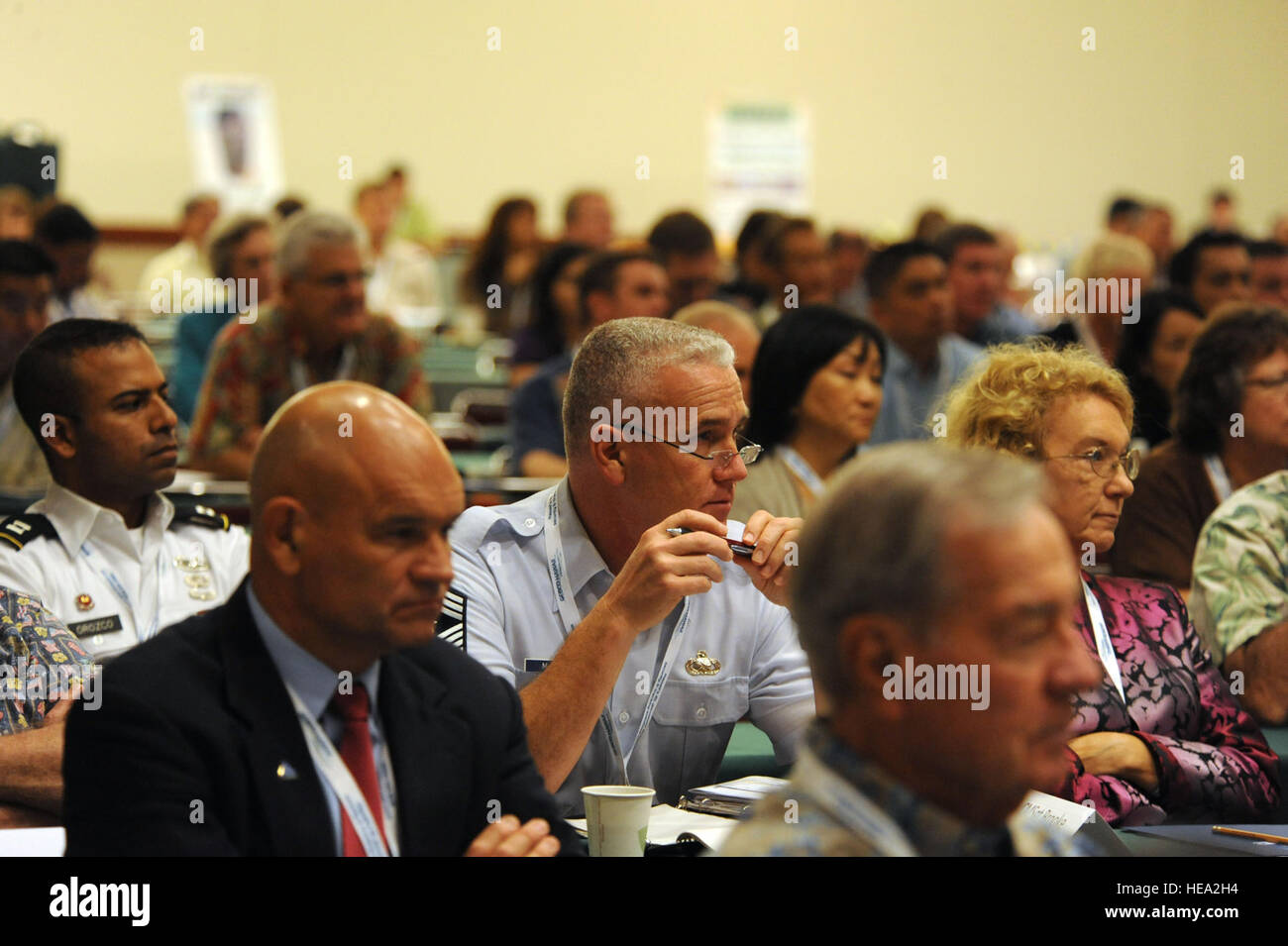 Honolulu - HONOLULU - più di 500 capi militari e la Camera di Commercio di deputati si sono riuniti presso il Centro Congressi delle Hawaii in Honolulu, Hawaii il Jan 6, per ascoltare gli aggiornamenti di cosa Hawaiian basato su elementi di servizio sono realizzando nella regione del Pacifico. L'ammiraglio Gary Roughead, capo di operazioni navali era il keynote altoparlante per l'evento che è nel suo decimo anno. (U.S. Air Force foto/Master Sgt. Cohen A. giovani) Foto Stock