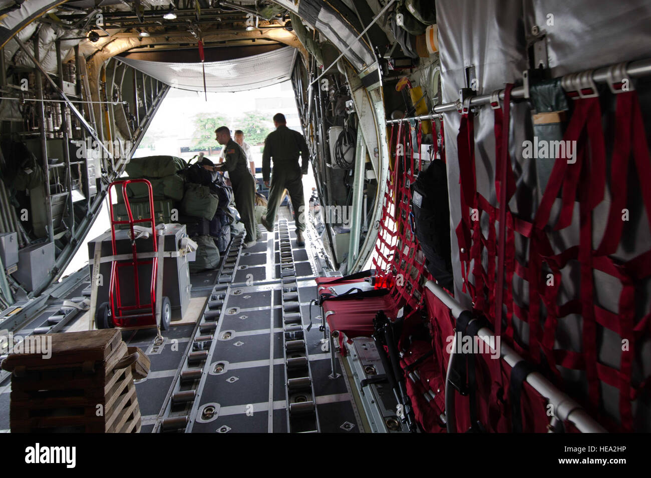 Stati Uniti Air Force equipaggi iscritti con il 758th Airlift Squadron Pittsburg Aeroporto internazionale di riserva d'aria Stazione, Coraopolis, Pa., caricare i bagagli su per un C-130 Hercules cargo aereo Luglio 22, 2013. Il 758th equipaggio è che consentono il supporto di Global Medic in congiunzione con WAREX, un misto annuale-campo di riserva-esercizio progettata per replicare tutte le sfaccettature del teatro di combattimento di medicina aeronautica supporto di evacuazione. Tech. Sgt. Efren Lopez/rilasciato Foto Stock