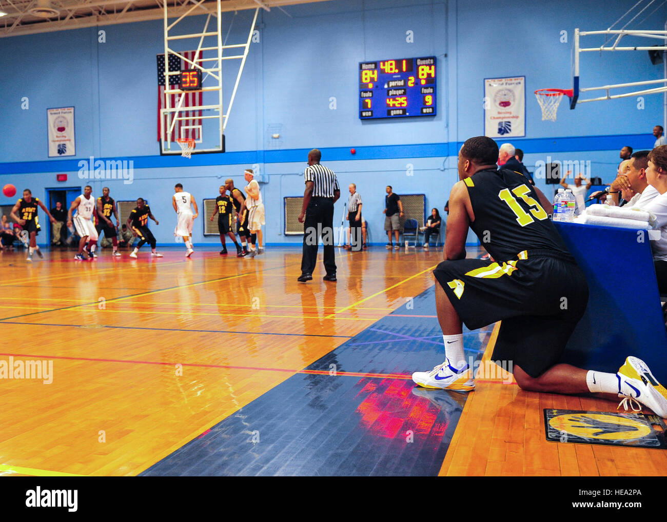 Acque Montavious, guardia di tutti- Esercito squadra di basket si  inginocchia accanto ai presentatori tavolo mentre è in attesa di prendere  una squadra posto nelle forze armate di campionato di pallacanestro alla