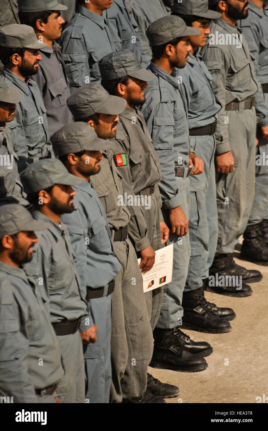 Nazionale Afghano di poliziotti di partecipare ad una cerimonia di consegna dei diplomi alla polizia di Helmand Training Center, Lashkar Gah, provincia di Helmand, Afghanistan, Gennaio 28, 2010. Tech. Sgt. Efren Lopez) Foto Stock