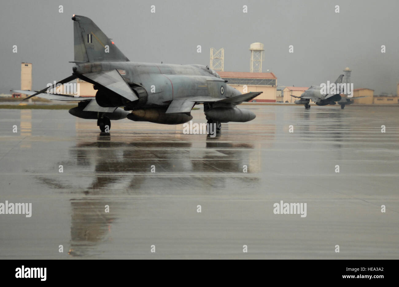 Un greco F-4 Phantom lascia la base aerea di Aviano su Marzo 19th, 2007. Il Greco F-4's fermato presso Aviano AB per il fine settimana per prendere il carburante. Il personale Sgt Bethann Caporaletti) (rilasciato) Foto Stock