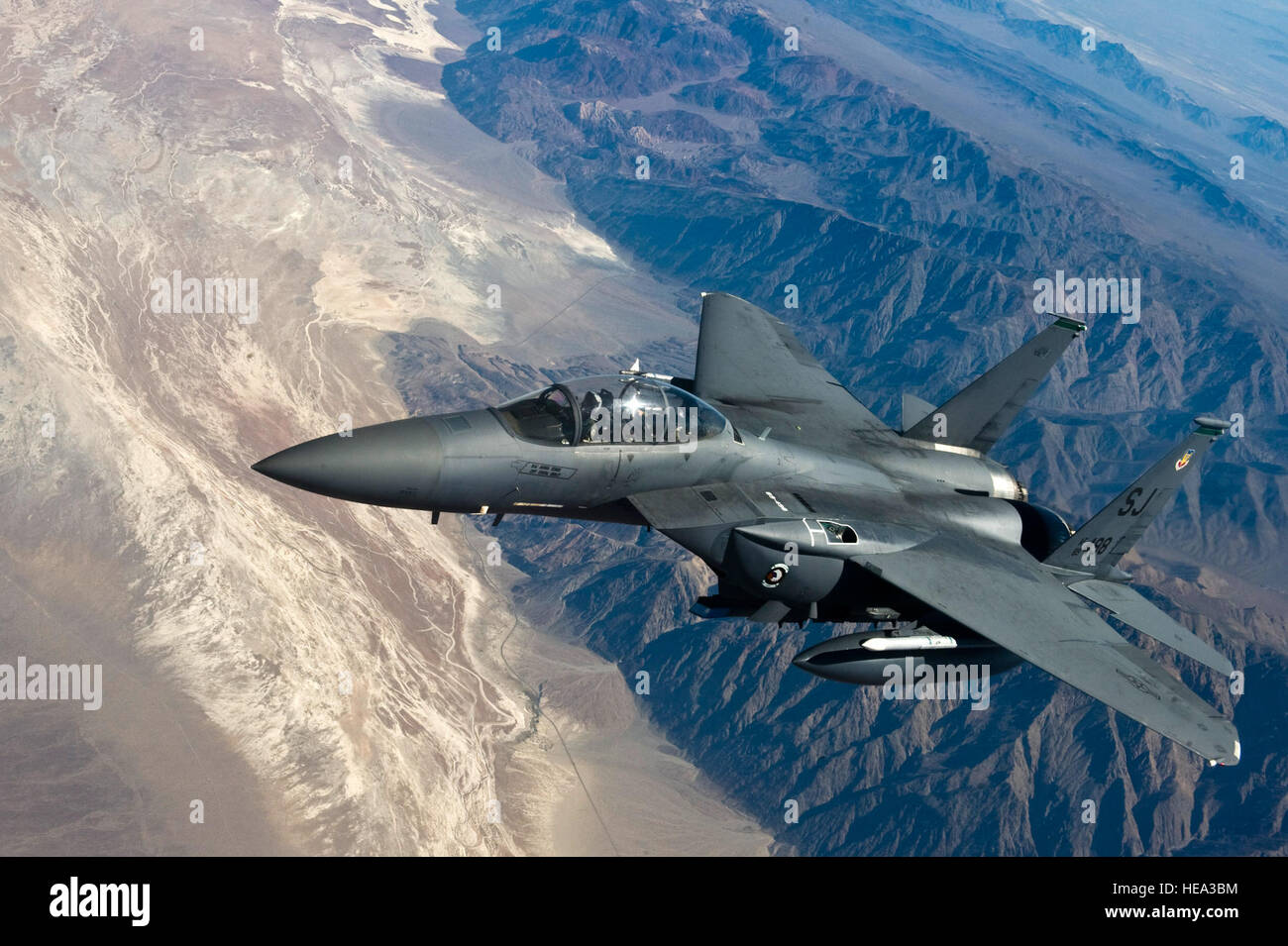 Un U.S. Air Force F-15 Strike Eagle con la 335Fighter Squadron, Seymour Johnson Air Force Base, N.C., tira a fianco di una KC-135 Stratotanker dopo il rifornimento di carburante durante l'Flag-West verde il 11-08, 22 giugno. Condotto dal 549th Combat Training Squadron presso la Base Aerea Militare di Nellis Nev. e al dodicesimo Combat Training Squadron a Fort Irwin, California, Bandiera verde West fornisce un realistico vicino a supporto di aria ambiente di formazione per gli avieri e soldati preparando a distribuire a sostegno di operazioni di combattimento. Foto Stock