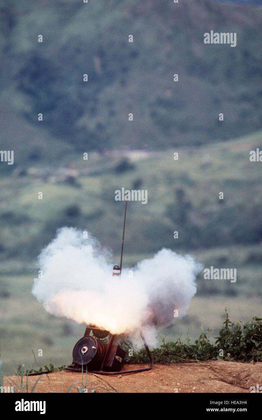 Un GTR-18A Smokey Sam simulato anti-missile aereo è lanciato a un aeromobile in avvicinamento alla Valle Corvo Electronic Warfare Tactical gamma durante l'esercizio COPE THUNDER '84-7. Foto Stock