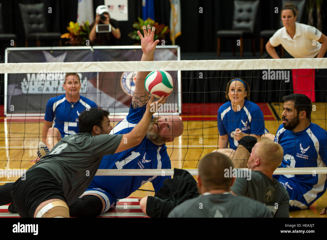 La Air Force team blocca una palla durante una partita di pallavolo di seduta al giorno di apertura del guerriero giochi sett. 28, 2014, presso l'U.S. Olympic Training Center in Colorado Springs, Colo. il guerriero giochi consistono di atleti provenienti dal Dipartimento della Difesa, che ha giocato in paralimpico stile di eventi per il loro rispettivo ramo militare. Airman 1° classe regina Taylor) Foto Stock