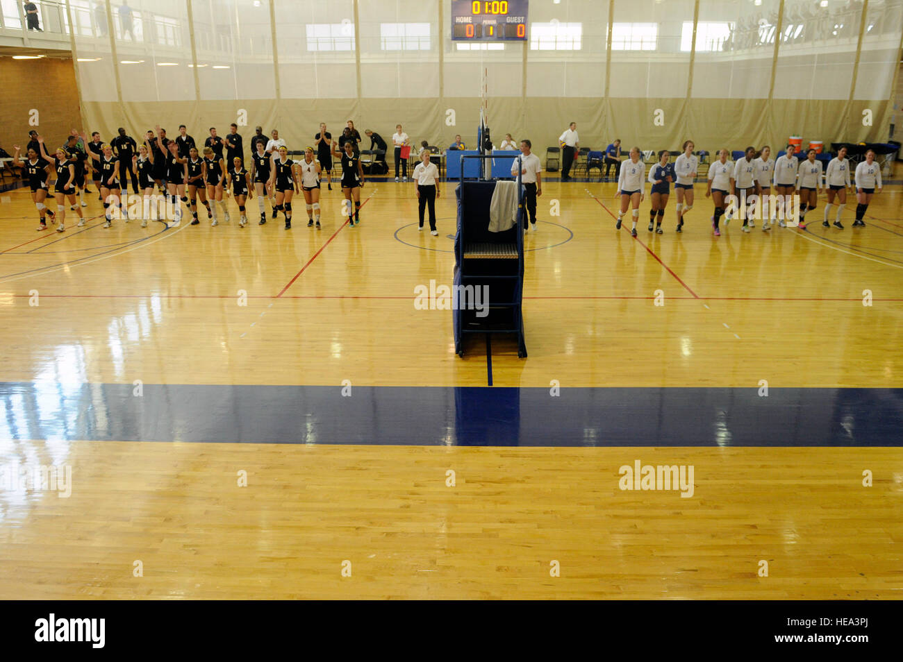 Sia l esercito sia Aria forza femminile di pallavolo squadre salutare la folla prima di un gioco durante il 2013 le Forze Armate Indoor campionato volley a Hill Air Force Base in Utah, 9 maggio 2013. Ogni team è costituito da elementi di servizio in tutto il paese per essere nel torneo. (Air Force Airman 1. Classe Kyle Russell) Foto Stock