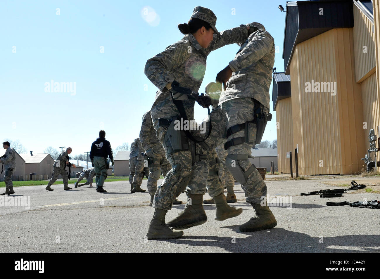 Le forze di sicurezza Squadron formatori pratica strategie di difesa durante il combattimento progressiva formazione di soluzioni a Scott Air Force Base, Ill., 8 aprile 2014. La progressiva di combattimento treni soluzioni militari e di applicazione della legge personale nel processo decisionale benchmarked originariamente dalla Air Force noto come osservare, Orient, decidere e agire. Il comando di mobilità dell'aria e la protezione 375 Squadrone di forza ha ospitato questo training con l obiettivo di implementare attraverso il comando di AMC in futuro. Airman 1. Classe Kiana fratelli) Foto Stock