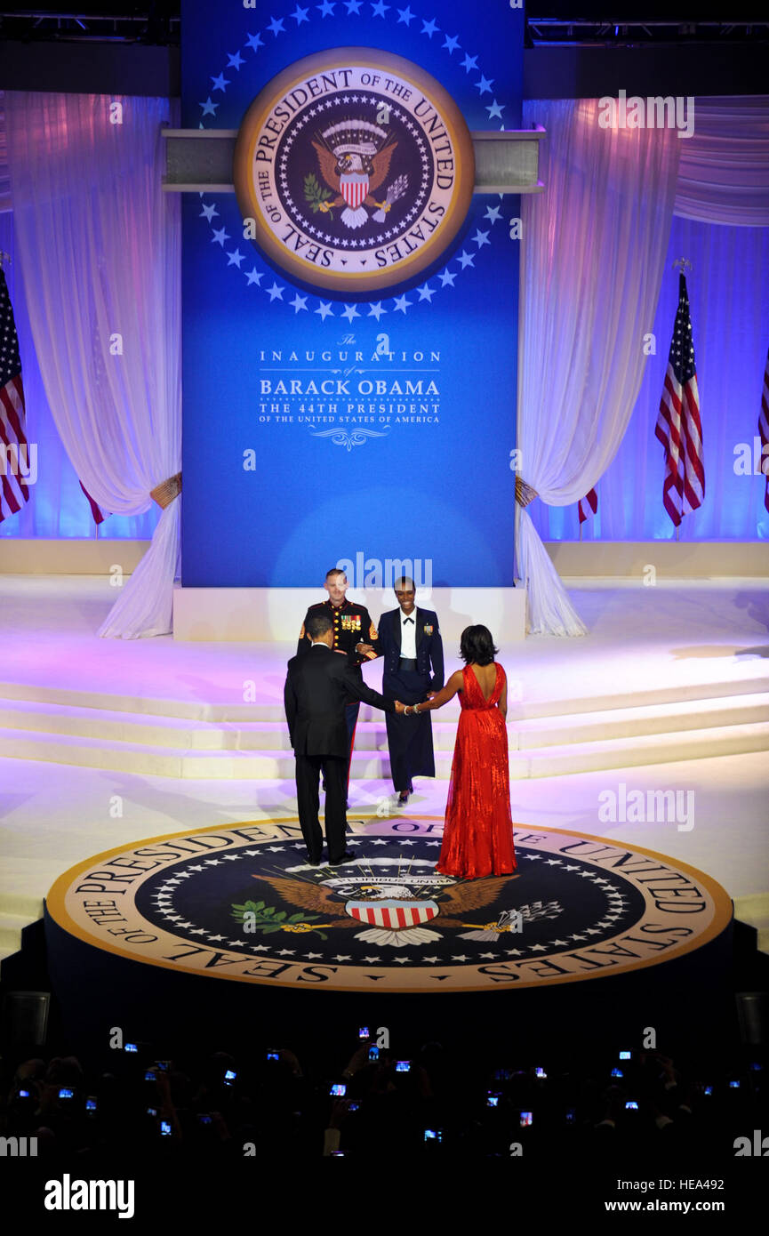 Gunnery Sgt. Timothy Easterling, caserma Marini, Washington D.C., personale e Sgt. Bria Nelson, 579th operazioni mediche Squadron, Base comune Anacostia-Bolling, Washington D.C., scendere a ballare con il Presidente Barack Obama e sua moglie Michelle Obama durante il 2013 comandante in capo a sfera inaugurale presso la Walter E. Washington Convention Center di Washington D.C., Gennaio 21, 2013. In tutta la 57th inaugurazione presidenziale, Obama e Biden famiglie hanno colto l'occasione per evidenziare lo spirito di servizio e di abnegazione visto ogni giorno i militari Usa gli uomini, le donne e le loro famiglie. Ch Foto Stock