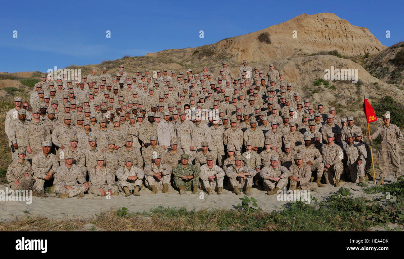 CAMP PENDLETON, California -- Marines con sede e Sede Squadron, Marine Corps Air Station Camp Pendleton si riuniscono per Warrior Notte a Red Beach, Camp Pendleton, 22 aprile 2016. Il guerriero della notte è un modo per Marines in una unità per godere della reciproca compagnia al fine di indurire e cameratismo espirit de corps. (Marine Corps Lance Cpl. Emmanuel Necoechea) Foto Stock