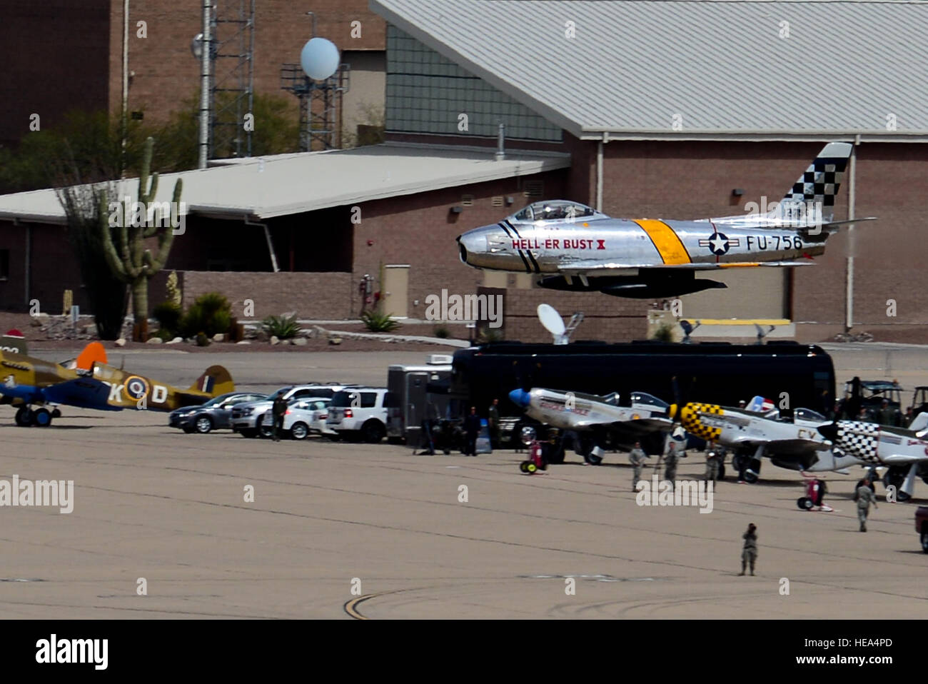 Un F-86 Sabre esegue un high-speed pass durante il 2016 Heritage Flight Training e Certificazioni Corsi a Davis-Monthan Air Force Base, Ariz., 6 marzo 2016. Il primo modello di produzione della F-86 volò nel 1948 e sostenuto la Strategic Air Command dal 1949 al 1950. Senior Airman Chris Drzazgowski Foto Stock