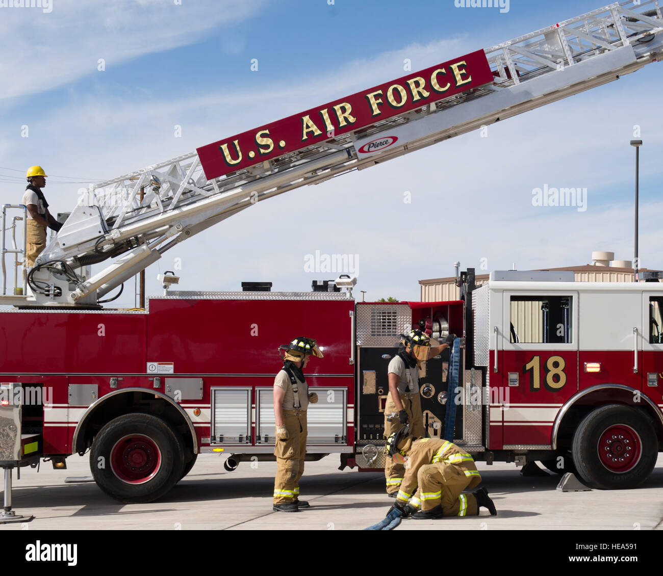 Holloman incendi Servizi di emergenza aviatori wrap up una dimostrazione di risposta durante la prevenzione degli incendi settimana a Holloman Air Force Base, N.M., 7 ottobre. Una scaletta di equipaggio costituito da un capo equipaggio, chi è il responsabile dell'intero equipaggio e può essere distinto da un casco rosso, un autista operatore, chi è il conducente e opera la scaletta, un lineman, chi è in carica di tirando la manichetta antincendio fuori e un plugman, chi è responsabile del collegamento del tubo antincendio per il carrello. Il personale Sgt. E'Lysia Wray Foto Stock