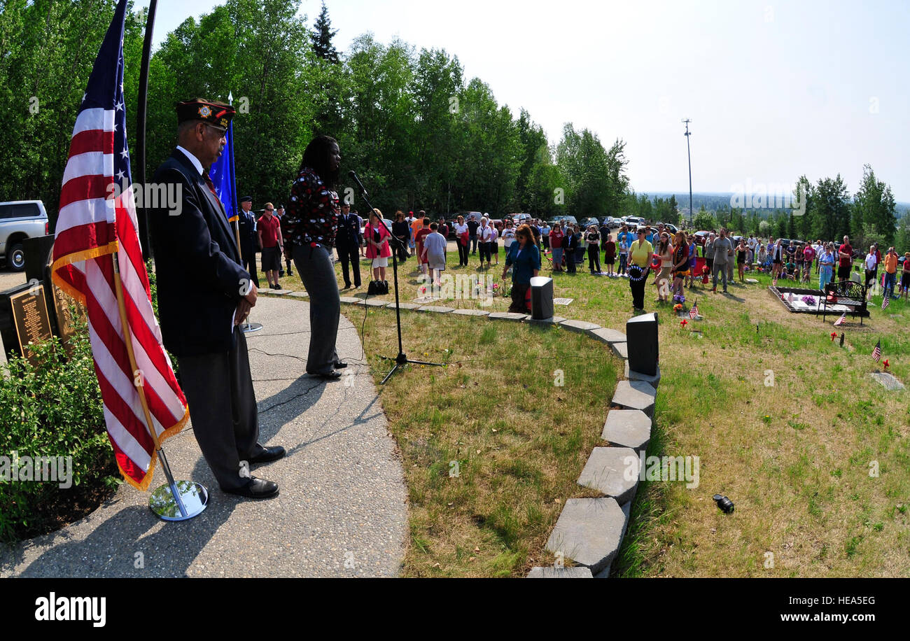 Willa Henderson canta durante il posizionamento delle ghirlande durante un giorno memoriale della cerimonia al Birch Hill Cimitero Maggio 30, 2011, Fairbanks Alaska. La American Legion Post 30 tenuta servizi in tutta Fairbanks in onore di tutti gli uomini e le donne che hanno servito negli Stati Uniti Forze armate. Il personale Sgt. Miguel Lara III) Foto Stock