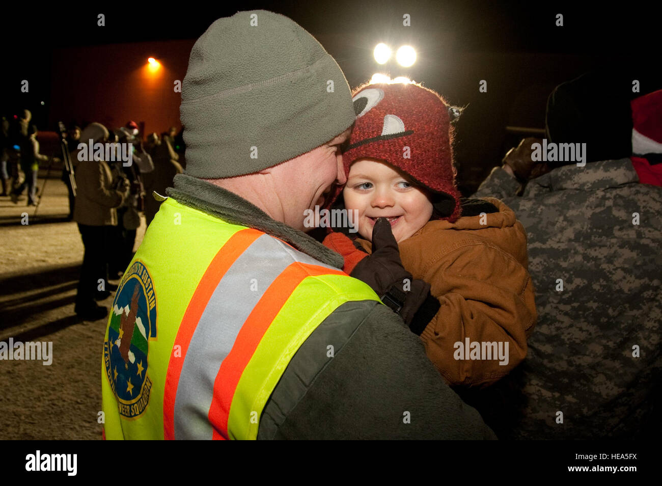 Air Force Staff Sgt. Ryan Brink, 773d' ingegnere civile Squadron riscaldamento, ventilazione, aria condizionata e refrigerazione tecnico tiene il suo figlio Aaron mentre si è in attesa di incontrare Babbo Natale a base comune Elmendorf-Richardson, Alaska, Venerdì, dicembre 5th. Air Force Col. Brian Bruckbauer, Base comune Elmendorf-Richardson commander, accesa la vacanza di installazione albero in una cerimonia che ha coinvolto i bambini cori', cioccolata calda, spuntini e una visita di Santa. SSgt. William Banton) Foto Stock