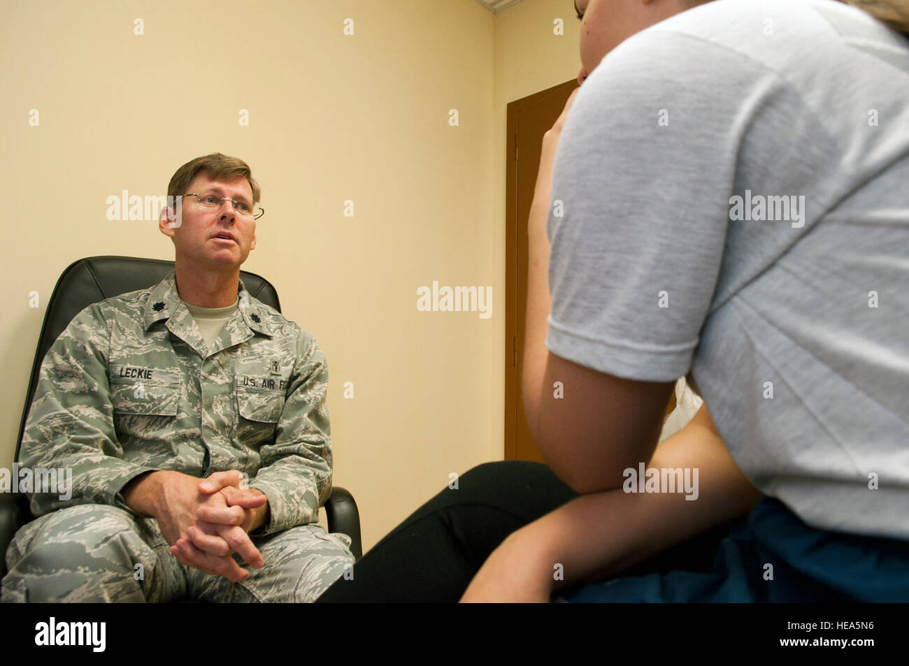 Lt. Col. (Dr) John Leckie, 376 Expeditionary Gruppo Medico psichiatra clinico, insegna una classe su strategie di apprendimento al Centro di Transito di Manas, Kirghizistan, Ott. 19, 2013. Leckie viene distribuita di Ramstein Air Base, Germania, ed è un nativo di Davis, California Il personale Sgt. Robert Barnet) Foto Stock