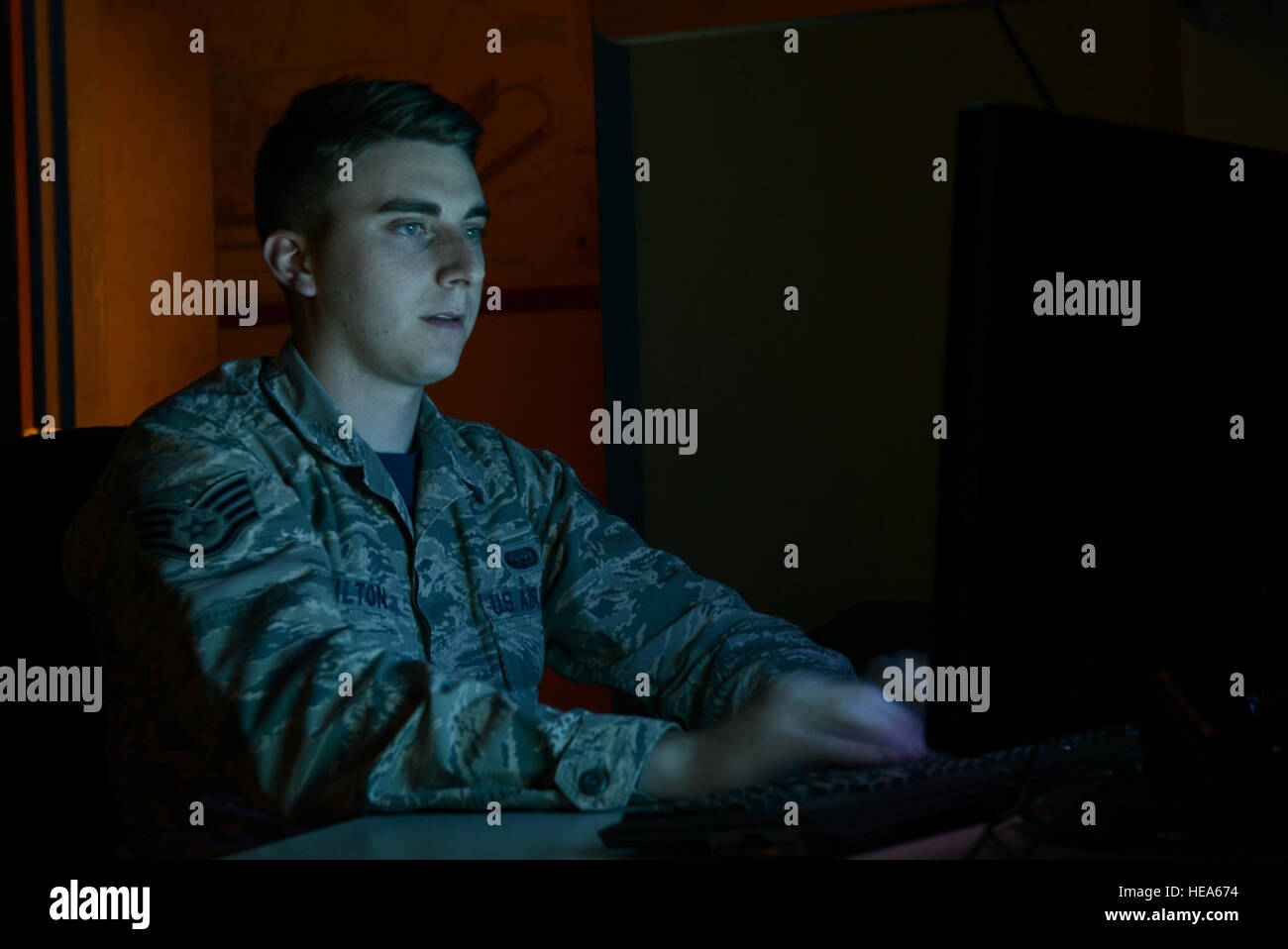 Stati Uniti Air Force Staff Sgt. Geremia Skilton, 354communications Squadron noncommissioned officer in carica dei sistemi client accede a un computer basic input/output system Luglio 24, 2015, a Eielson Air Force Base in Alaska. Skilton e altri membri del suo negozio eseguire le richieste del cliente, valutare e riparare i computer danneggiati. Senior Airman Ashley Nicole Taylor Foto Stock