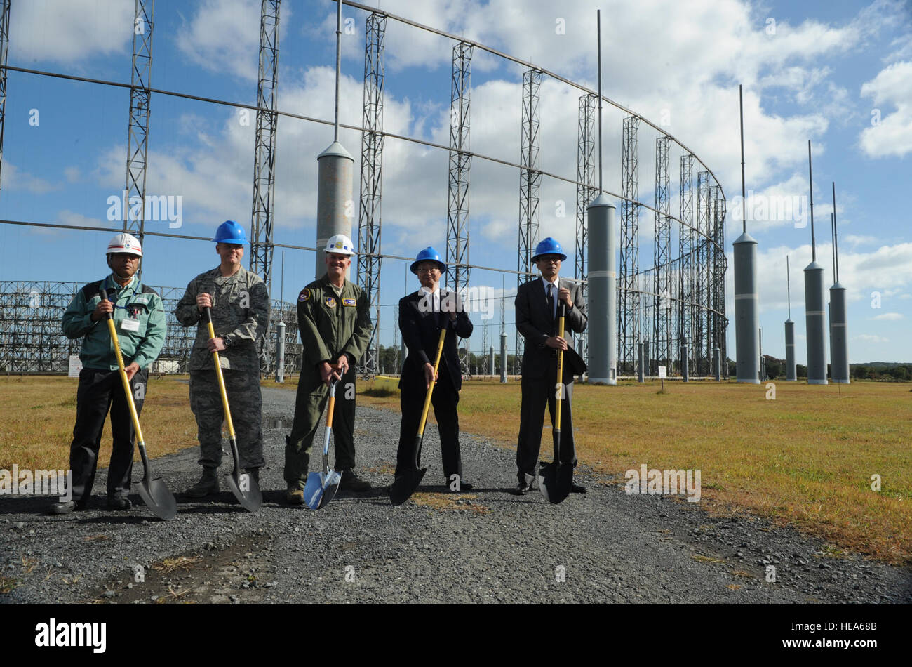 Misawa combatté Air Base leadership e Misawa combatté funzionari della città prendere parte in un pionieristico cerimonia, indicando l'inizio dei lavori di demolizione di un/FLR-9 a Misawa combatté Air Base, Giappone, dal 15 ottobre 2014. La praticità di questa struttura è diventato vicino a obsoleto come la tecnologia si è evoluta e i vincoli fiscali aumentano. Airman Jordyn Rucker Foto Stock