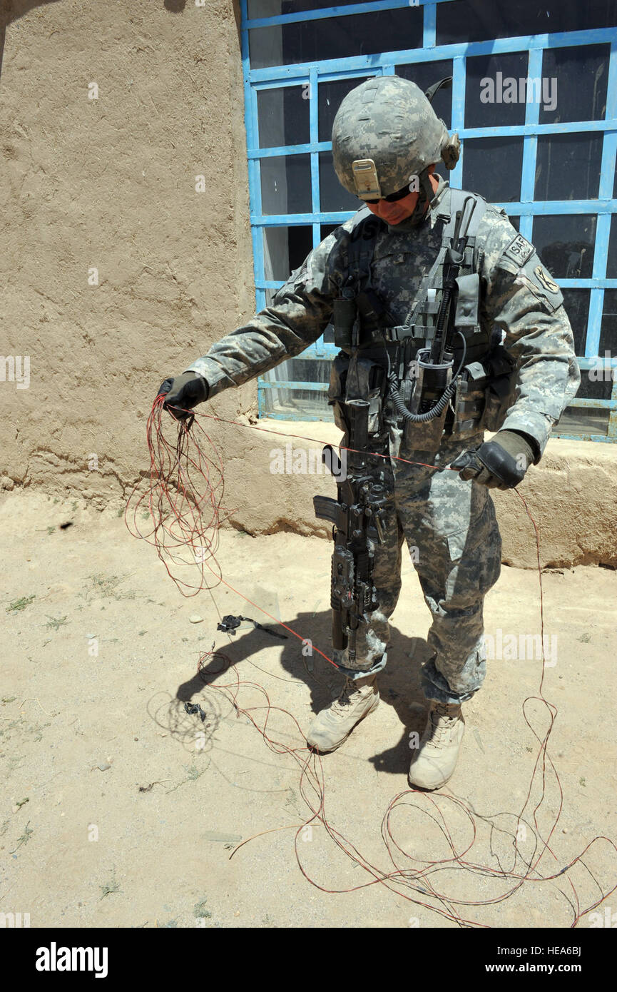 Army Sgt. Scott Canupp, Ghazni Provincial Reconstruction Team le forze di sicurezza degli stati, raccoglie i potenziali filo utilizzato in congegni esplosivi improvvisati durante una missione, Giugno 12. Le forze di sicurezza sono membri del Sud Carolina esercito Guardia Nazionale e fornire sicurezza inestimabile di Ghazni PRT membri durante le missioni. Sgt. Canupp viene originariamente da Laurens, S.C. e distribuito ai Ghazni, Afghanistan. Foto Stock