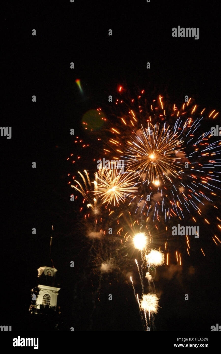 Un Independance parata del giorno e fuochi d'artificio si sono tenuti presso il centro cittadino di Dover, Del., 4 luglio. Dover è la capitale del Delaware e home alla Dover Air Force Base, una mobilità in aria di comando base di trasporto che ha uno squadrone di C-5 Galaxy e C-17 Globemaster III aeromobili. Foto Stock