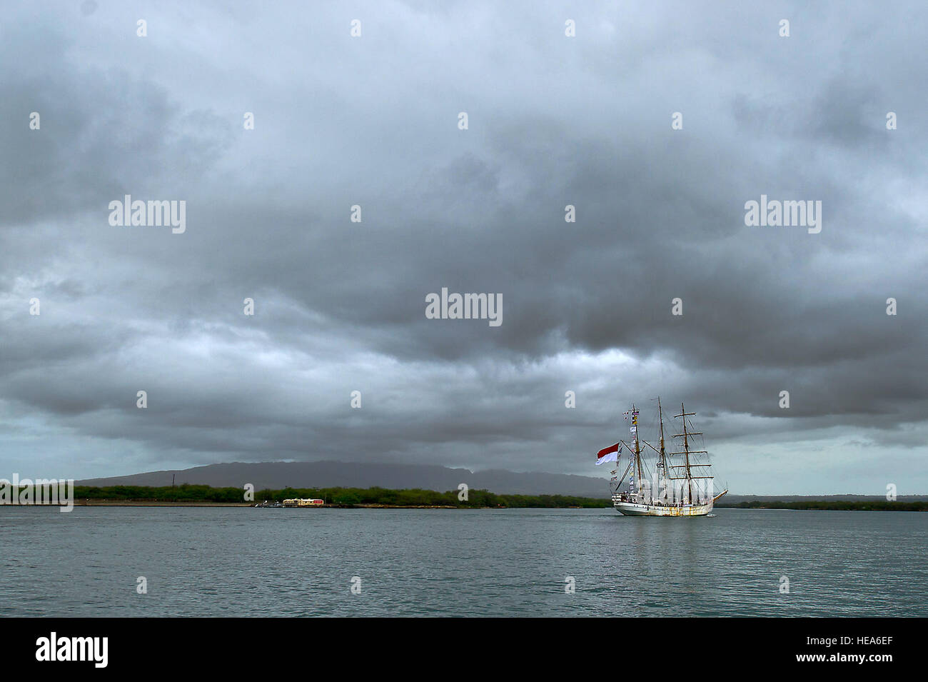 La Marina Indonesiana tall ship KRI Dewaruci arriva a base comune Harbor-Hickam perla, Hawaii il 29 febbraio 2012, per una breve visita di porta mentre durante il tragitto gli Stati Uniti continentali. Dewaruci ha cominciato la sua crociera da Surabaya, East Java, Indonesia, 14 genn., come parte dell'operazione internazionale di vela (OpSail) 2012 per commemorare il bicentenario della guerra del 1812. Foto Stock