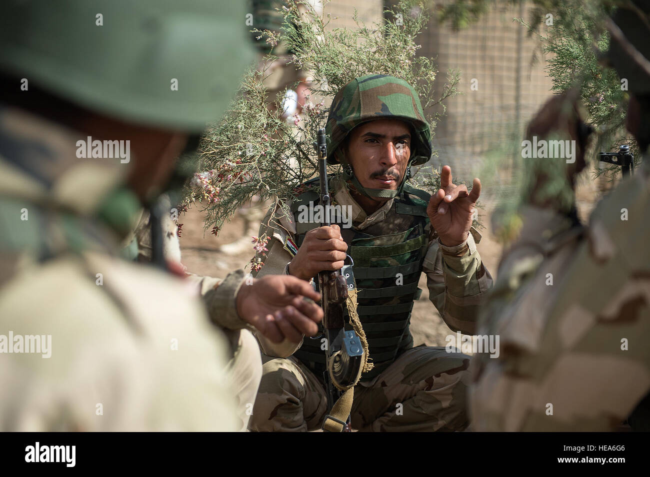 Un esercito iracheno soldato discute i piani di attacco per un Close Quarters Battle scenario di addestramento a Camp Taji, Iraq, 12 marzo 2015. Soldati dell'esercito iracheno sono attualmente consigliato dall'U.S. Dell'esercito ottantaduesima Airborne Division in nozioni di base militare, addestramento tattico e leadership in modo che siano meglio preparati per la distribuzione in Iraq settentrionale per combattere Da'ish. Senior Airman James Richardson/AFCENT/PAReviewed) Foto Stock