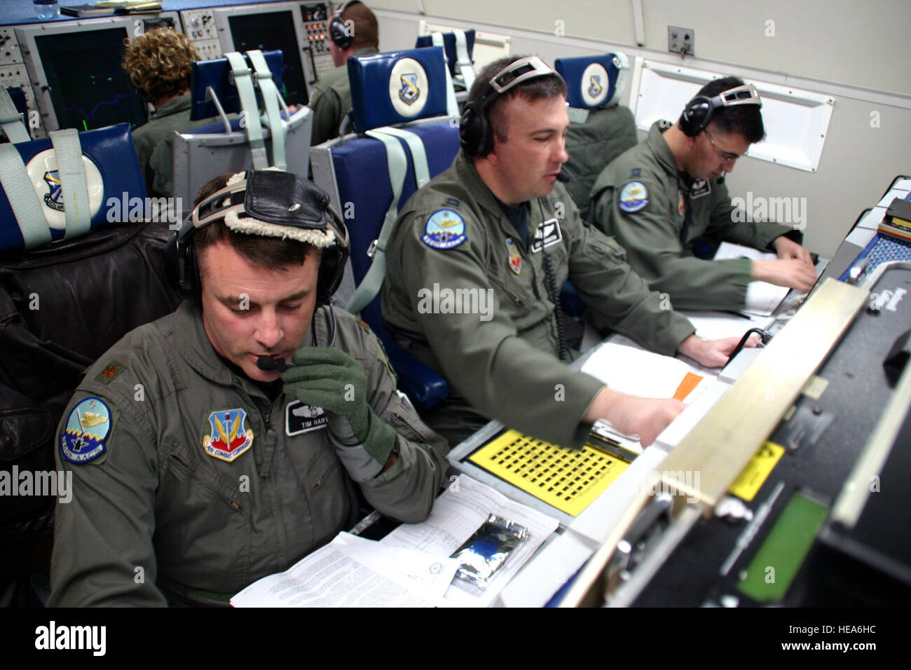 Il Mag. Tim Hart, il cap. Curtis e Knighten Capt. James Garza condurre aria la sorveglianza e il comando e il controllo delle operazioni da un'E-3 Sentry. I membri della 960th Airborne Air Control Squadron si stanno preparando per una vigilia di Natale di santa missione di tracking. Avviso di aerei e sistemi di controllo gli equipaggi potranno fornire sorveglianza supplementare come parte di operazione appena Claus. Il personale Sgt. Stacy Fowler) Foto Stock