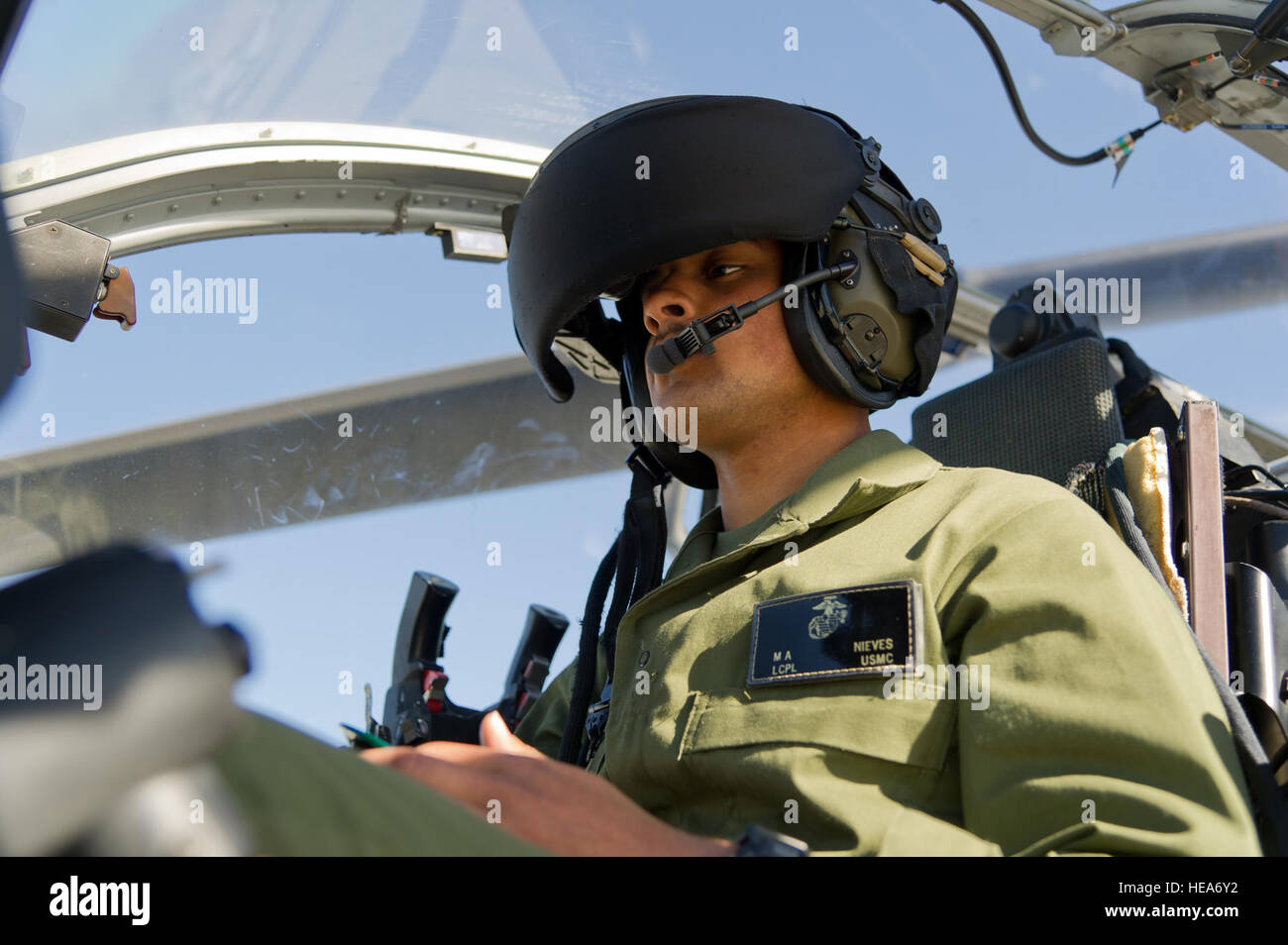 Stati Uniti Marine Corps Lance Cpl. Miguel Nieves, avionica tecnico, Marine Attacco leggero elicottero Squadron 169, vipere, Camp Pendleton, California, verifiche di funzionamento un casco montato vista sistema di visualizzazione all'interno di un AH-1Z Viper elicottero durante la formazione integrata esercizio 2-15 al Marine Corps Air Ground Centro di combattimento ventinove Palms (MCAGCC), California, Febbraio 4, 2015. MCAGCC conduce pertinenti live-fuoco combinato di formazione di armi, le operazioni in ambiente urbano e giunto/coalizione di integrazione a livello di formazione che promuove le forze operative readiness. Tech. Sgt. Matthew Smith Foto Stock