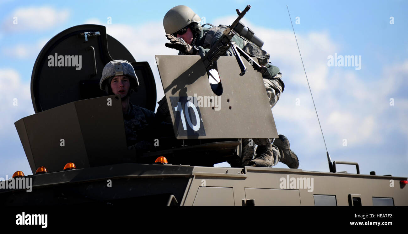 Il personale Sgt. La Giordania Gaddis (sinistra), Massa 620th Combat Training Squadron combat arms istruttore, incarica un aviatore da F.E. Warren Air Force Base, Wyo. come sparare da un veicolo in movimento durante un nucleare convoglio di esercizio a Camp Guernsey, Wyo., Ottobre 17, 2012. I dieci giorni di esercizio è progettato per insegnare gli avieri come per trasportare in modo sicuro le risorse nucleari in un convoglio di formazione. Senior Airman Jarad A. Denton Foto Stock