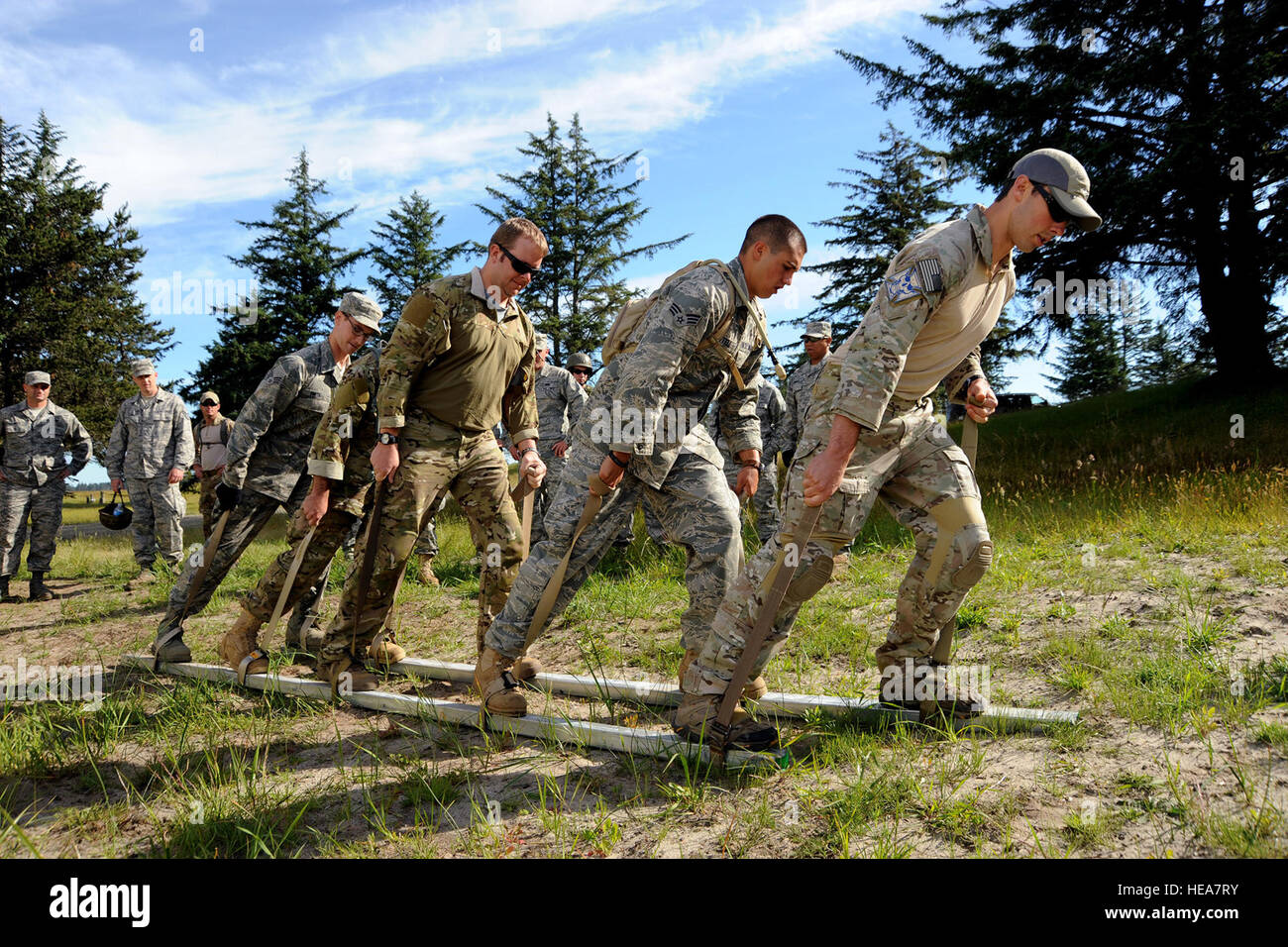 Avieri assegnato all'Oregon operazioni di combattimento gruppo lavorano insieme durante il 'Monster Mash' campo esercitazione, Giugno 22, 2013, a Camp Rilea, Ore. il focus della formazione è stato quello di costruire unità morale, stabilire nuove reti professionali e potenziare lo sviluppo militare. La manifestazione è stata la prima volta che il COG, comprendente quattro unità individuali, addestrati en masse. (Air National Guard photo/Tech. Sgt. John Hughel) Foto Stock