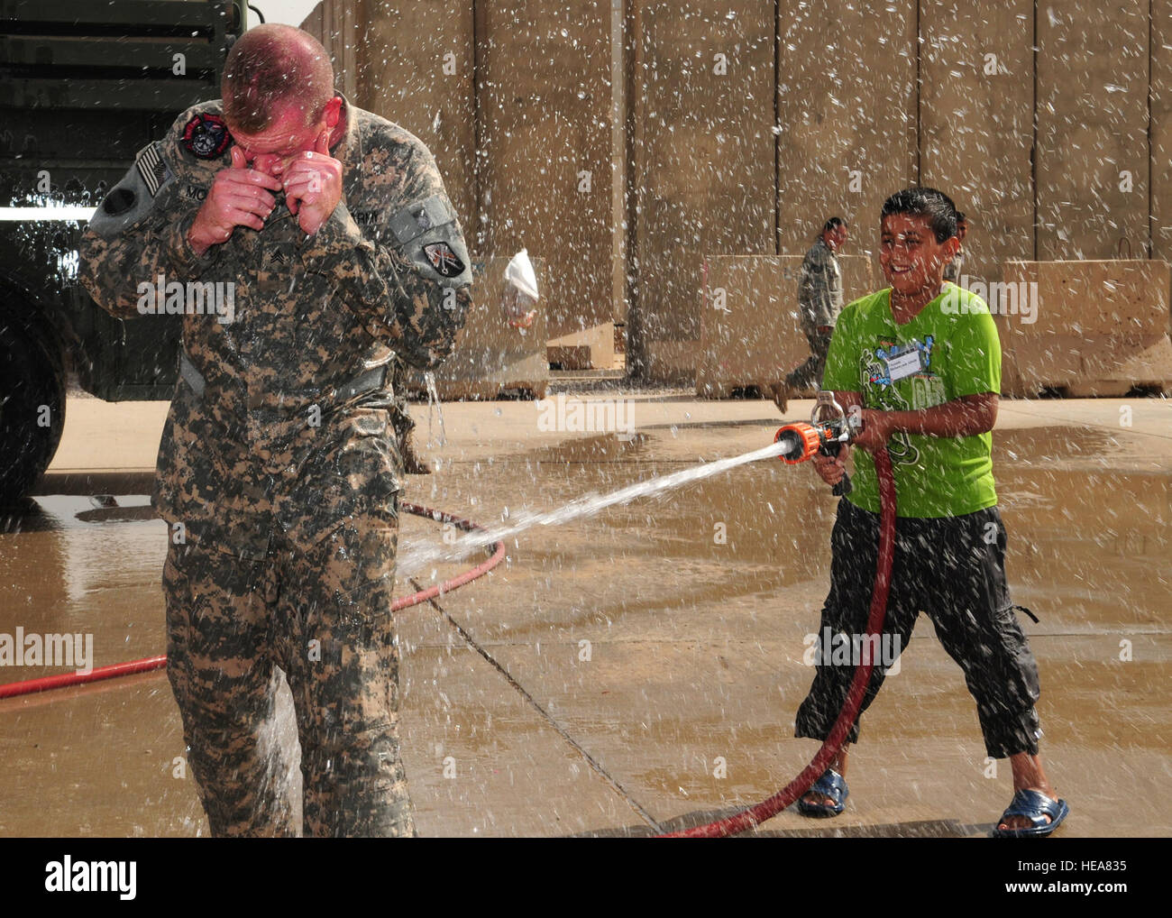 BASE COMUNE BALAD, Iraq -- Un ragazzo iracheno impregna Army Sgt. Joshua McGinnis, XXIII Ordnance Company pompiere, durante i bambini iracheni giornata qui il 10 di ottobre, 2009. Il sergente McGinnis viene distribuito qui da Grafenwoehr, Germania, ed è un nativo di Springfield, Mo. Staff Sgt. Heather M. Norris) (rilasciato) Foto Stock