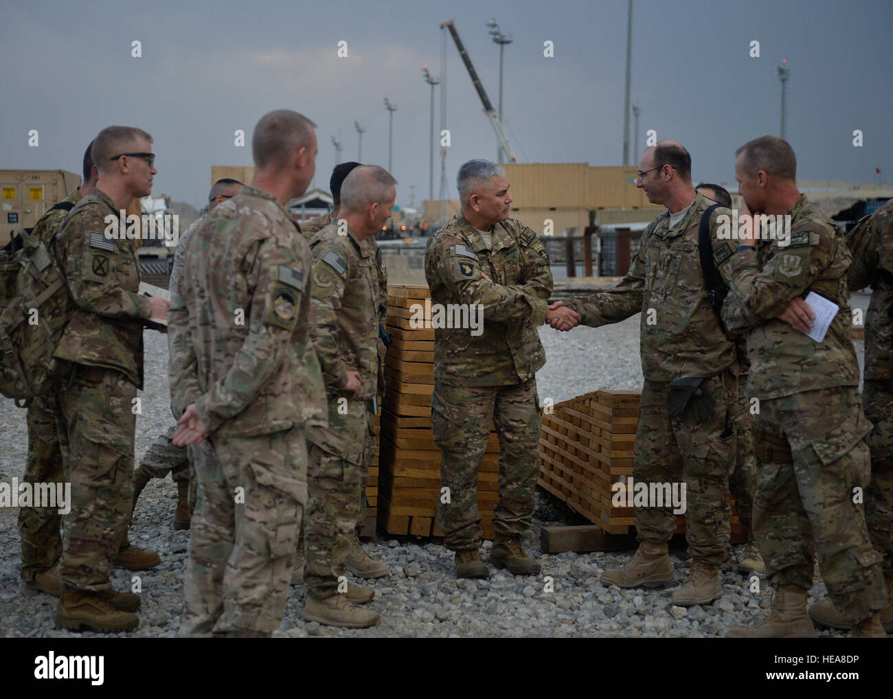 Stati Uniti Esercito gen. John Campbell, la forza internazionale di assistenza alla sicurezza e degli Stati Uniti Forze- Afghanistan commander, scuote le mani con la leadership dal 455th Expeditionary porta antenna squadrone a Bagram Air Field, Afghanistan, Ottobre 12, 2014. Campbell ha visitato diverse unità e ha ringraziato gli avieri per il loro servizio. Il personale Sgt. Evelyn Chavez Foto Stock