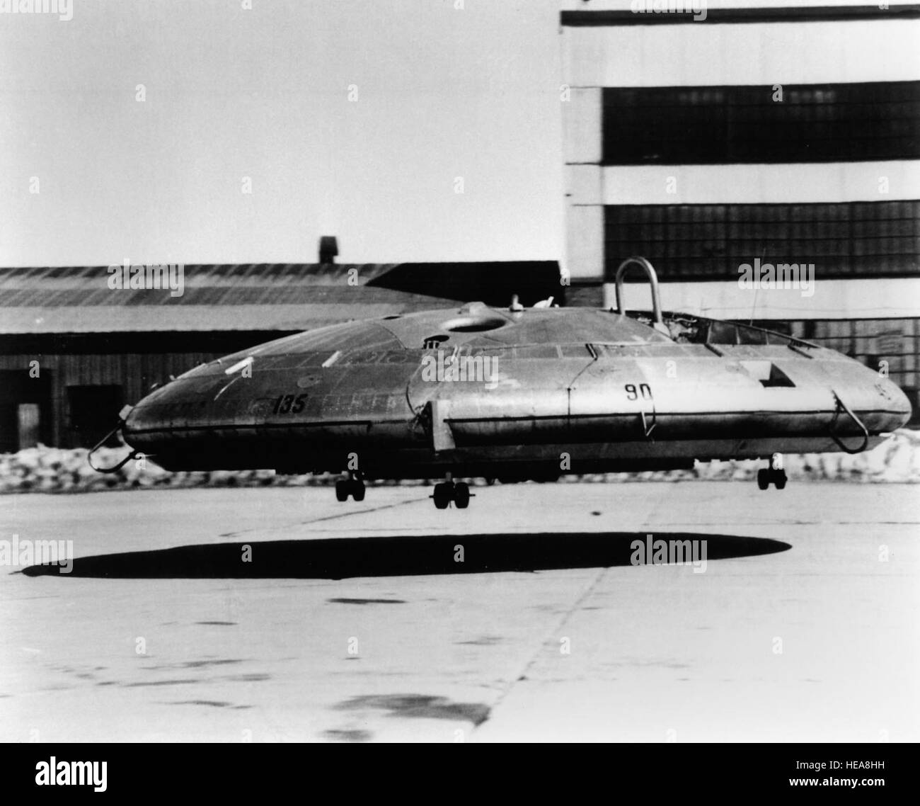 Quando volare senza attacchi, il Avrocar era instabile e può raggiungere la velocità massima di 35 km/h. (U.S. Air Force foto) Foto Stock