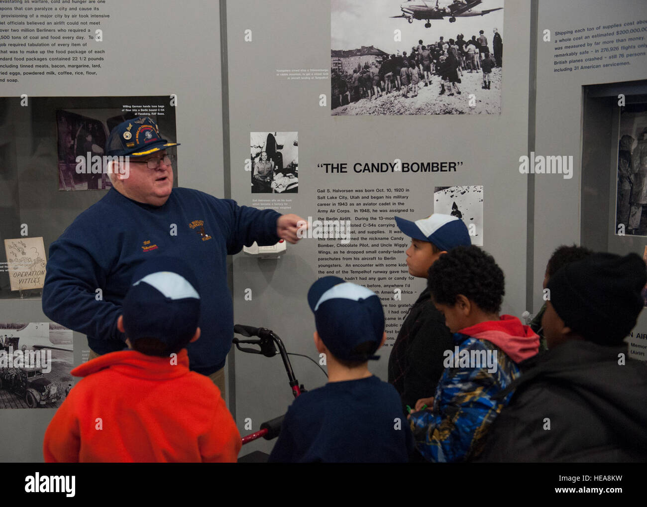 Bill Maroon, volontario tour guida, dà un tour guidato da un gruppo di boy scout nov. 15, 2014, presso il Museo di AMC a Dover Air Force Base, Del. Maroon è uno di 170 volontari che lavorano presso il museo. Airman 1. Classe Zachary Cacicia) Foto Stock